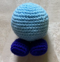 joining body and foot of crochet amigurumi